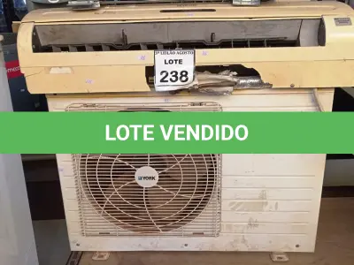 LOTE 238 - 01 AR CONDICIONADO. (NO ESTADO) ATENÇÃO! FAZER A VISITAÇÃO ANTES DE ARREMATAR, NÃO SABEMOS SE FUNCIONA, LEILÃO NÃO TEM GARANTIA E NEM DEVOLUÇÃO, SUJEITO A POSSÍVEIS AVARIAS VISÍVEIS/OCULTAS E/OU AUSÊNCIA DE COMPONENTES.