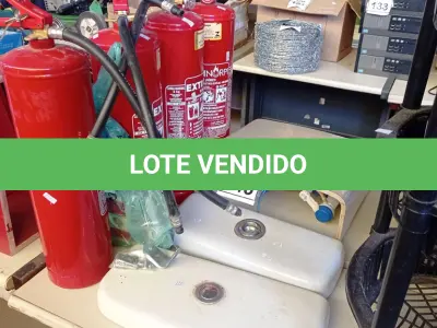 LOTE 246 - 03 EXTINTORES DE INCÊNDIO E 01 CAIXA ACOPLADA. (NO ESTADO) ATENÇÃO! FAZER A VISITAÇÃO ANTES DE ARREMATAR, NÃO SABEMOS SE FUNCIONA, LEILÃO NÃO TEM GARANTIA E NEM DEVOLUÇÃO, SUJEITO A POSSÍVEIS AVARIAS VISÍVEIS/OCULTAS E/OU AUSÊNCIA DE COMPONENTES.