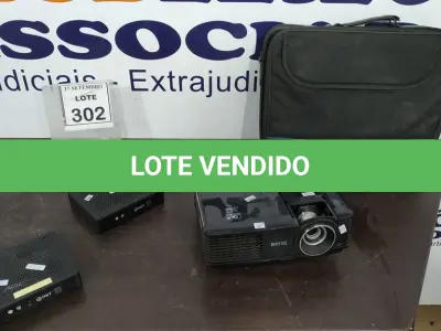 LOTE 302 - 01 PROJETOR MARCA BENQ, 02 MINIS PC MARCA INIT E 01 MALETA. (NO ESTADO) ATENÇÃO! FAZER A VISITAÇÃO ANTES DE ARREMATAR, NÃO SABEMOS SE FUNCIONA, LEILÃO NÃO TEM GARANTIA E NEM DEVOLUÇÃO, SUJEITO A POSSÍVEIS AVARIAS VISÍVEIS/OCULTAS E/OU AUSÊNCIA DE COMPONENTES.