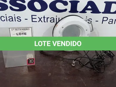 LOTE 315 - 01 LUMINÁRIA COM LUPA. (NO ESTADO) ATENÇÃO! FAZER A VISITAÇÃO ANTES DE ARREMATAR, NÃO SABEMOS SE FUNCIONA, LEILÃO NÃO TEM GARANTIA E NEM DEVOLUÇÃO, SUJEITO A POSSÍVEIS AVARIAS VISÍVEIS/OCULTAS E/OU AUSÊNCIA DE COMPONENTES.