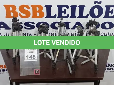 LOTE 148 - 09 TRIPÉS PARA CÂMERAS. (NO ESTADO) ATENÇÃO! FAZER A VISITAÇÃO ANTES DE ARREMATAR, NÃO SABEMOS SE FUNCIONA, LEILÃO NÃO TEM GARANTIA E NEM DEVOLUÇÃO, SUJEITO A POSSÍVEIS AVARIAS VISÍVEIS/OCULTAS E/OU AUSÊNCIA DE COMPONENTES.