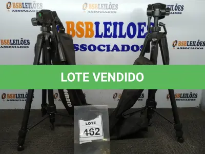 LOTE 462 - 02 TRIPÉS PARA CÂMERAS MARCA TOMATE. (NO ESTADO) ATENÇÃO! FAZER A VISITAÇÃO ANTES DE ARREMATAR, NÃO SABEMOS SE FUNCIONA, LEILÃO NÃO TEM GARANTIA E NEM DEVOLUÇÃO, SUJEITO A POSSÍVEIS AVARIAS VISÍVEIS/OCULTAS E/OU AUSÊNCIA DE COMPONENTES.
