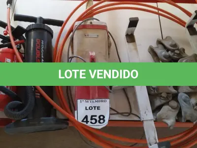 LOTE 458 - 01 ASPIRADOR DE PÓ, 02 BOMBAS PARA ENCHER COLCHÃO INFLÁVEL, 01 CABO DE COMANDO, 10 MANILHAS/SAPATILHAS PARA CABO E 01 SUPORTE PARA MICRO-ONDAS. (NO ESTADO) ATENÇÃO! FAZER A VISITAÇÃO ANTES DE ARREMATAR, NÃO SABEMOS SE FUNCIONA, LEILÃO NÃO TEM GARANTIA E NEM DEVOLUÇÃO, SUJEITO A POSSÍVEIS AVARIAS VISÍVEIS/OCULTAS E/OU AUSÊNCIA DE COMPONENTES.