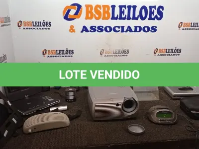 LOTE 217 - 01 DVD PORTÁTIL MARCA POWERPACK, 01 PROJETOR MULTIMIDIA MODELO SCREEN PLAY 4805 MARCA INFOCUS 05 RÁDIOS COMUNICADORES, 02 RELÓGIOS/RADIO, 02 CAIXINHAS DE SOM E 01 AMPLIFICADOR DE VOZ INCOMPLETO E 01 APARELHO DE DVD. (NO ESTADO) ATENÇÃO! FAZER A VISITAÇÃO ANTES DE ARREMATAR, NÃO SABEMOS SE FUNCIONA, LEILÃO NÃO TEM GARANTIA E NEM DEVOLUÇÃO, SUJEITO A POSSÍVEIS AVARIAS VISÍVEIS/OCULTAS E/OU AUSÊNCIA DE COMPONENTES