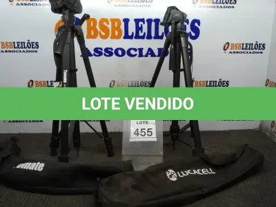 LOTE 455 - 02 TRIPÉS PARA CÂMERAS MARCA TOMATE. (NO ESTADO) ATENÇÃO! FAZER A VISITAÇÃO ANTES DE ARREMATAR, NÃO SABEMOS SE FUNCIONA, LEILÃO NÃO TEM GARANTIA E NEM DEVOLUÇÃO, SUJEITO A POSSÍVEIS AVARIAS VISÍVEIS/OCULTAS E/OU AUSÊNCIA DE COMPONENTES.