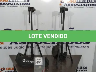 LOTE 451 - 02 TRIPÉS PARA CÂMERAS MARCA TOMATE. (NO ESTADO) ATENÇÃO! FAZER A VISITAÇÃO ANTES DE ARREMATAR, NÃO SABEMOS SE FUNCIONA, LEILÃO NÃO TEM GARANTIA E NEM DEVOLUÇÃO, SUJEITO A POSSÍVEIS AVARIAS VISÍVEIS/OCULTAS E/OU AUSÊNCIA DE COMPONENTES.