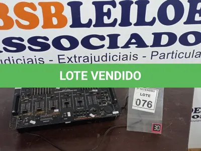 LOTE 076 - 01 MESA DE SOM GEMINI. (NO ESTADO) ATENÇÃO! FAZER A VISITAÇÃO ANTES DE ARREMATAR, NÃO SABEMOS SE FUNCIONA, LEILÃO NÃO TEM GARANTIA E NEM DEVOLUÇÃO, SUJEITO A POSSÍVEIS AVARIAS VISÍVEIS/OCULTAS E/OU AUSÊNCIA DE COMPONENTES.