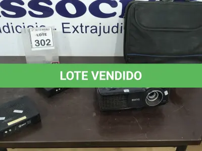 LOTE 302 - 01 PROJETOR MARCA BENQ, 02 MINIS PC MARCA INIT E 01 MALETA. (NO ESTADO) ATENÇÃO! FAZER A VISITAÇÃO ANTES DE ARREMATAR, NÃO SABEMOS SE FUNCIONA, LEILÃO NÃO TEM GARANTIA E NEM DEVOLUÇÃO, SUJEITO A POSSÍVEIS AVARIAS VISÍVEIS/OCULTAS E/OU AUSÊNCIA DE COMPONENTES.