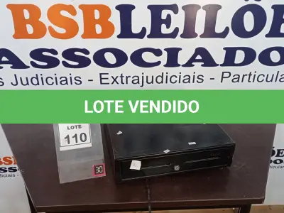 LOTE 110 - 01 GAVETA DE DINHEIRO. (NO ESTADO) ATENÇÃO! FAZER A VISITAÇÃO ANTES DE ARREMATAR, NÃO SABEMOS SE FUNCIONA, LEILÃO NÃO TEM GARANTIA E NEM DEVOLUÇÃO, SUJEITO A POSSÍVEIS AVARIAS VISÍVEIS/OCULTAS E/OU AUSÊNCIA DE COMPONENTES.