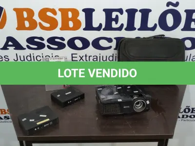 LOTE 302 - 01 PROJETOR MARCA BENQ, 02 MINIS PC MARCA INIT E 01 MALETA. (NO ESTADO) ATENÇÃO! FAZER A VISITAÇÃO ANTES DE ARREMATAR, NÃO SABEMOS SE FUNCIONA, LEILÃO NÃO TEM GARANTIA E NEM DEVOLUÇÃO, SUJEITO A POSSÍVEIS AVARIAS VISÍVEIS/OCULTAS E/OU AUSÊNCIA DE COMPONENTES.