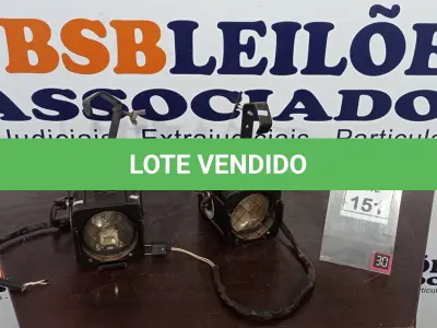 LOTE 151 - 02 REFLETORES DE PALCO. (NO ESTADO) ATENÇÃO! FAZER A VISITAÇÃO ANTES DE ARREMATAR, NÃO SABEMOS SE FUNCIONA, LEILÃO NÃO TEM GARANTIA E NEM DEVOLUÇÃO, SUJEITO A POSSÍVEIS AVARIAS VISÍVEIS/OCULTAS E/OU AUSÊNCIA DE COMPONENTES.