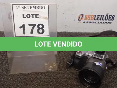 LOTE 178 - 01 CÂMERA DIGITAL SONY. (NO ESTADO) ATENÇÃO! FAZER A VISITAÇÃO ANTES DE ARREMATAR, NÃO SABEMOS SE FUNCIONA, LEILÃO NÃO TEM GARANTIA E NEM DEVOLUÇÃO, SUJEITO A POSSÍVEIS AVARIAS VISÍVEIS/OCULTAS E/OU AUSÊNCIA DE COMPONENTES