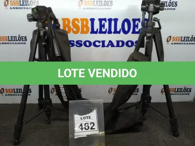 LOTE 462 - 02 TRIPÉS PARA CÂMERAS MARCA TOMATE. (NO ESTADO) ATENÇÃO! FAZER A VISITAÇÃO ANTES DE ARREMATAR, NÃO SABEMOS SE FUNCIONA, LEILÃO NÃO TEM GARANTIA E NEM DEVOLUÇÃO, SUJEITO A POSSÍVEIS AVARIAS VISÍVEIS/OCULTAS E/OU AUSÊNCIA DE COMPONENTES.