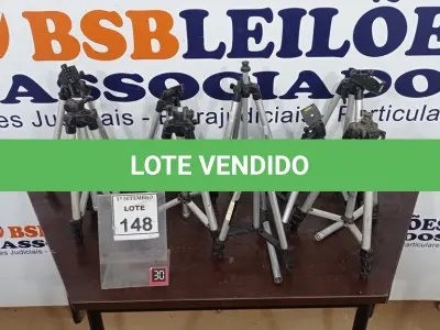 LOTE 148 - 09 TRIPÉS PARA CÂMERAS. (NO ESTADO) ATENÇÃO! FAZER A VISITAÇÃO ANTES DE ARREMATAR, NÃO SABEMOS SE FUNCIONA, LEILÃO NÃO TEM GARANTIA E NEM DEVOLUÇÃO, SUJEITO A POSSÍVEIS AVARIAS VISÍVEIS/OCULTAS E/OU AUSÊNCIA DE COMPONENTES.