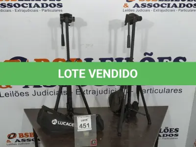 LOTE 451 - 02 TRIPÉS PARA CÂMERAS MARCA TOMATE. (NO ESTADO) ATENÇÃO! FAZER A VISITAÇÃO ANTES DE ARREMATAR, NÃO SABEMOS SE FUNCIONA, LEILÃO NÃO TEM GARANTIA E NEM DEVOLUÇÃO, SUJEITO A POSSÍVEIS AVARIAS VISÍVEIS/OCULTAS E/OU AUSÊNCIA DE COMPONENTES.