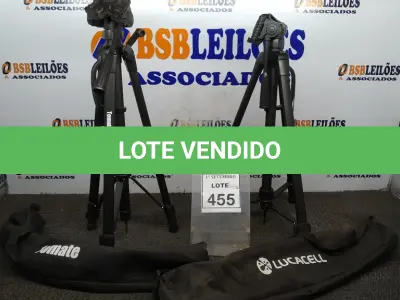 LOTE 455 - 02 TRIPÉS PARA CÂMERAS MARCA TOMATE. (NO ESTADO) ATENÇÃO! FAZER A VISITAÇÃO ANTES DE ARREMATAR, NÃO SABEMOS SE FUNCIONA, LEILÃO NÃO TEM GARANTIA E NEM DEVOLUÇÃO, SUJEITO A POSSÍVEIS AVARIAS VISÍVEIS/OCULTAS E/OU AUSÊNCIA DE COMPONENTES.