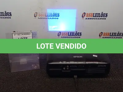 LOTE 186 - 01 PROJETOR MARCA EPSON. (NO ESTADO) ATENÇÃO! FAZER A VISITAÇÃO ANTES DE ARREMATAR, NÃO SABEMOS SE FUNCIONA, LEILÃO NÃO TEM GARANTIA E NEM DEVOLUÇÃO, SUJEITO A POSSÍVEIS AVARIAS VISÍVEIS/OCULTAS E/OU AUSÊNCIA DE COMPONENTES