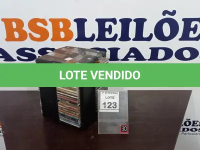 LOTE 123 - 01 PORTA CD COM GRANDE QUANTIDADE DE CDS DIVERSOS. (NO ESTADO) ATENÇÃO! FAZER A VISITAÇÃO ANTES DE ARREMATAR, NÃO SABEMOS SE FUNCIONA, LEILÃO NÃO TEM GARANTIA E NEM DEVOLUÇÃO, SUJEITO A POSSÍVEIS AVARIAS VISÍVEIS/OCULTAS E/OU AUSÊNCIA DE COMPONENTES.