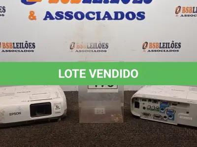 LOTE 173 - 02 PROJETORES MARCA EPSON. (NO ESTADO) ATENÇÃO! FAZER A VISITAÇÃO ANTES DE ARREMATAR, NÃO SABEMOS SE FUNCIONA, LEILÃO NÃO TEM GARANTIA E NEM DEVOLUÇÃO, SUJEITO A POSSÍVEIS AVARIAS VISÍVEIS/OCULTAS E/OU AUSÊNCIA DE COMPONENTES