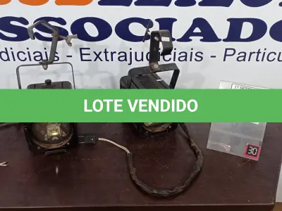 LOTE 151 - 02 REFLETORES DE PALCO. (NO ESTADO) ATENÇÃO! FAZER A VISITAÇÃO ANTES DE ARREMATAR, NÃO SABEMOS SE FUNCIONA, LEILÃO NÃO TEM GARANTIA E NEM DEVOLUÇÃO, SUJEITO A POSSÍVEIS AVARIAS VISÍVEIS/OCULTAS E/OU AUSÊNCIA DE COMPONENTES.
