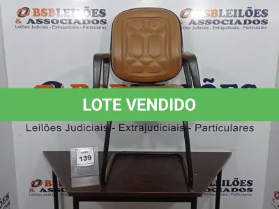 LOTE 139 - 01 CADEIRA. (NO ESTADO EM QUE SE ENCONTRA. SUJEITO A AVARIAS OCULTAS/VISÍVEIS.) AV9898X