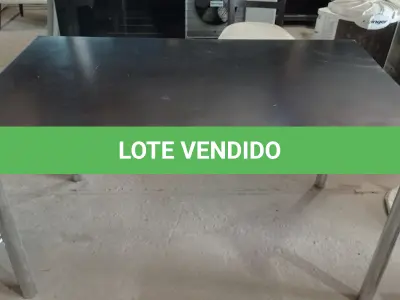 LOTE 133 - 01 MESA TAMPO DE MADEIRA PERNAS DE FERRO. (NO ESTADO EM QUE SE ENCONTRA. SUJEITO A AVARIAS OCULTAS/VISÍVEIS.)