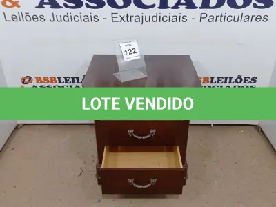 LOTE 122 - 01 MESA DE CABECEIRA. (NO ESTADO EM QUE SE ENCONTRA. SUJEITO A AVARIAS OCULTAS/VISÍVEIS.) AV9356R