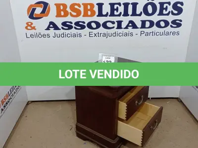 LOTE 122 - 01 MESA DE CABECEIRA. (NO ESTADO EM QUE SE ENCONTRA. SUJEITO A AVARIAS OCULTAS/VISÍVEIS.) AV9356R