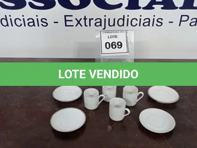 LOTE 069 - 04 XÍCARAS COM 04 PIRES. (NO ESTADO EM QUE SE ENCONTRA. SUJEITO A AVARIAS OCULTAS/VISÍVEIS.)