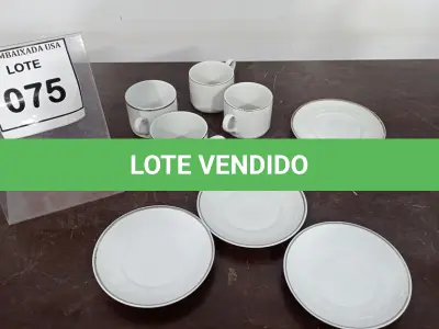 LOTE 075 - 04 XÍCARAS COM 04 PIRES. (NO ESTADO EM QUE SE ENCONTRA. SUJEITO A AVARIAS OCULTAS/VISÍVEIS.)