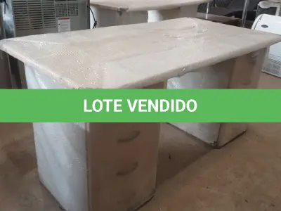 LOTE 120 - 01 MESA EM MADEIRA COM 02 GAVETEIROS. (NO ESTADO EM QUE SE ENCONTRA. SUJEITO A AVARIAS OCULTAS/VISÍVEIS.)