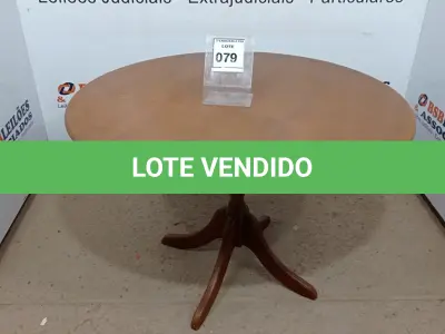 LOTE 079 - 01 MESA DE COZINHA EM MADEIRA REDONDA. (NO ESTADO EM QUE SE ENCONTRA. SUJEITO A AVARIAS OCULTAS/VISÍVEIS.) AV9637R