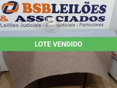 LOTE 025 - 01 CARPETE AZUL E CINZA. (NO ESTADO EM QUE SE ENCONTRA. SUJEITO A AVARIAS OCULTAS/VISÍVEIS.)