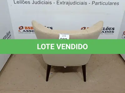 LOTE 082 - 01 POLTRONA ESTOFADA. (NO ESTADO EM QUE SE ENCONTRA. SUJEITO A AVARIAS OCULTAS/VISÍVEIS.) AU2132G