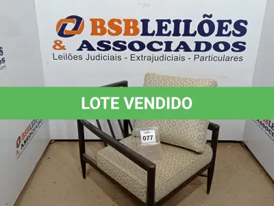 LOTE 077 - 01 POLTRONA EM MADEIRA ESTOFADA AU2176T. (NO ESTADO EM QUE SE ENCONTRA. SUJEITO A AVARIAS OCULTAS/VISÍVEIS.)