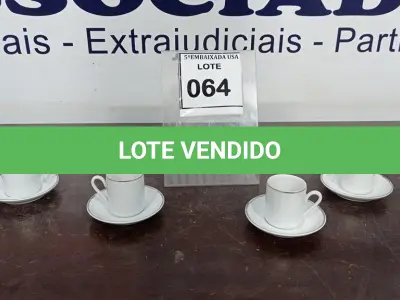 LOTE 064 - 04 XÍCARAS COM 04 PIRES. (NO ESTADO EM QUE SE ENCONTRA. SUJEITO A AVARIAS OCULTAS/VISÍVEIS.)