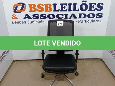 LOTE 078 - 01 CADEIRA DE ESCRITÓRIO. (NO ESTADO EM QUE SE ENCONTRA. SUJEITO A AVARIAS OCULTAS/VISÍVEIS.) AU2462D