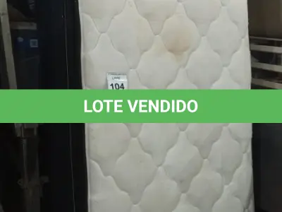 LOTE 104 - 01 COLCHÃO SOLTEIRO COM BASE. (NO ESTADO EM QUE SE ENCONTRA. SUJEITO A AVARIAS OCULTAS/VISÍVEIS.) AU1876R