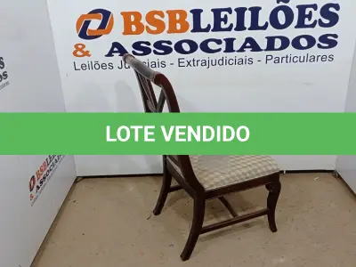 LOTE 102 - 01 CADEIRA DE JANTAR. (NO ESTADO EM QUE SE ENCONTRA. SUJEITO A AVARIAS OCULTAS/VISÍVEIS.) BA1980D
