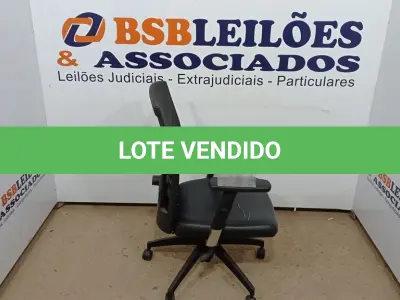LOTE 098 - 01 CADEIRA DE ESCRITÓRIO. (NO ESTADO EM QUE SE ENCONTRA. SUJEITO A AVARIAS OCULTAS/VISÍVEIS.) AV9804K