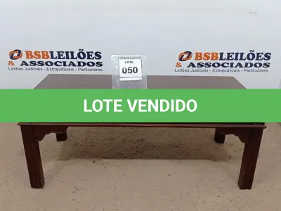 LOTE 050 - 01 MESA DE CENTRO. (NO ESTADO EM QUE SE ENCONTRA. SUJEITO A AVARIAS OCULTAS/VISÍVEIS.) BJ7205D