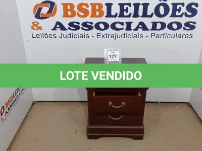 LOTE 122 - 01 MESA DE CABECEIRA. (NO ESTADO EM QUE SE ENCONTRA. SUJEITO A AVARIAS OCULTAS/VISÍVEIS.) AV9356R