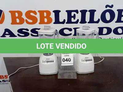 LOTE 040 - 02 LIQUIDIFICADORES OSTERRIZER 110V. (NO ESTADO EM QUE SE ENCONTRA. SUJEITO A AVARIAS OCULTAS/VISÍVEIS.) 