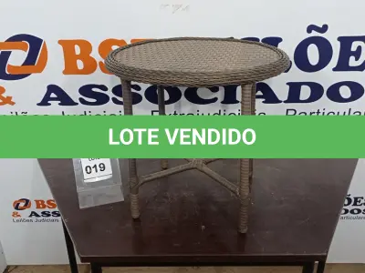 LOTE 019 - 01 MESINHA DE CANTO DE JARDIM. (NO ESTADO EM QUE SE ENCONTRA. SUJEITO A AVARIAS OCULTAS/VISÍVEIS.) BF8625S