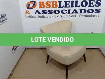 LOTE 113 - 01 POLTRONA ESTOFADA. (NO ESTADO EM QUE SE ENCONTRA. SUJEITO A AVARIAS OCULTAS/VISÍVEIS.) BJ7189G