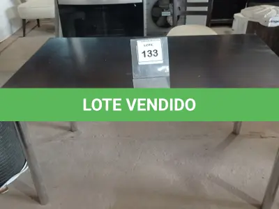 LOTE 133 - 01 MESA TAMPO DE MADEIRA PERNAS DE FERRO. (NO ESTADO EM QUE SE ENCONTRA. SUJEITO A AVARIAS OCULTAS/VISÍVEIS.)