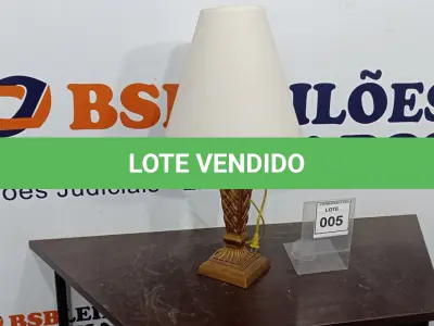 LOTE 005 - 01 ABAJUR. (NO ESTADO EM QUE SE ENCONTRA. SUJEITO A AVARIAS OCULTAS/VISÍVEIS.) AU2335A