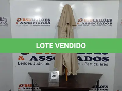 LOTE 099 - 01 GUARDA SOL EM MADEIRA SEM BASE. (NO ESTADO EM QUE SE ENCONTRA. SUJEITO A AVARIAS OCULTAS/VISÍVEIS.) AV9424Y