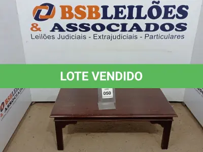 LOTE 050 - 01 MESA DE CENTRO. (NO ESTADO EM QUE SE ENCONTRA. SUJEITO A AVARIAS OCULTAS/VISÍVEIS.) BJ7205D