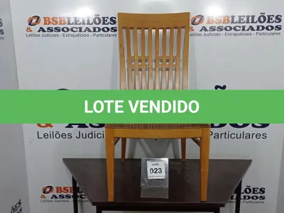 LOTE 023 - 01 CADEIRA DE COZINHA. (NO ESTADO EM QUE SE ENCONTRA. SUJEITO A AVARIAS OCULTAS/VISÍVEIS.) BF8696V